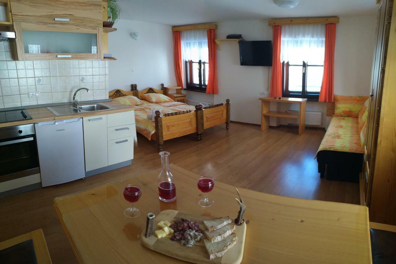 Apartments Cumar เชียร์คโน ภายนอก รูปภาพ